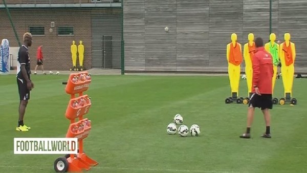 Balotelli'den çılgın frikik!...