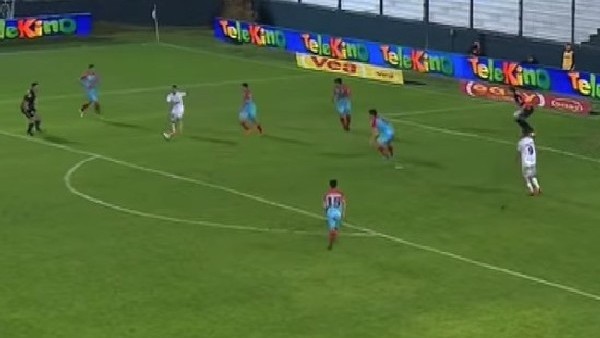 Defansın müdahelesi kalecinin kabusu oldu!