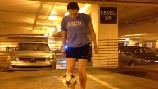 Genç kız otoparkta şov yaptı