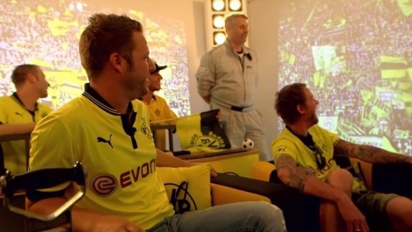 Yok böyle sürpriz! Evi stadyuma çevirdiler...