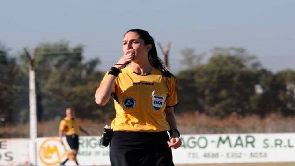 Kadın Hakemin Talihsiz Anı! Top Suratında Patladı...