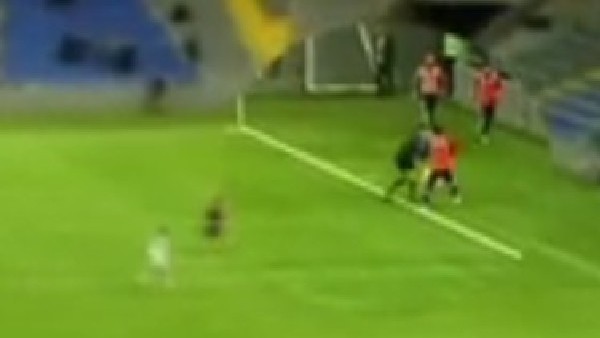 Yedek oyuncu ısınırken hakemi sakatladı