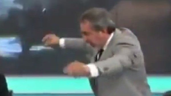 Adnan Aybaba canlı yayında göbek attı