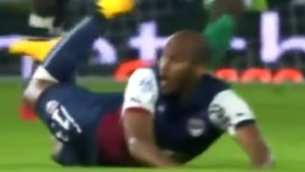 Fransa'da şok! Şortu düştü ve...