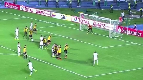 Sudamerica'nın tarihine geçecek frikik!