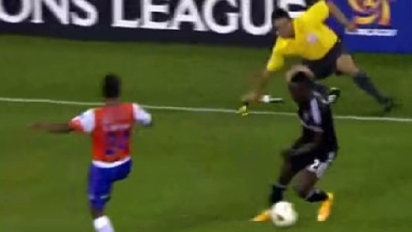 Uçtu uçtu yan hakem uçtu!