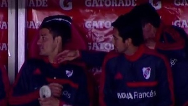 2 gol attı, kulübede takım arkadaşını tokatladı!