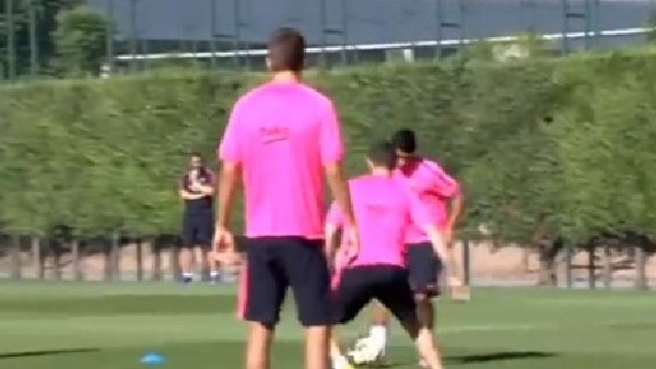 Luis Suarez'den Vermaelen'e Bacak Arası!
