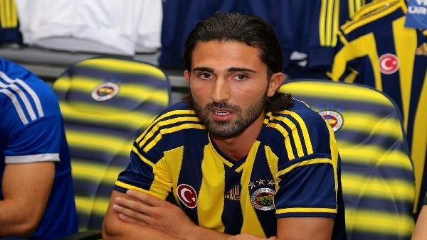 Fenerbahçeli Futbolcular Forma İmzaladı