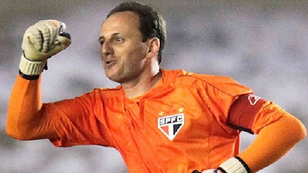 Efsane kaleci Rogerio Ceni yine boş geçmedi
