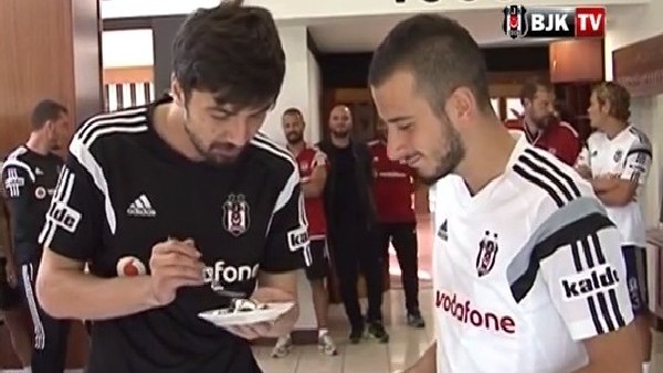 Oğuzhan Özyakup'a doğum günü sürprizi