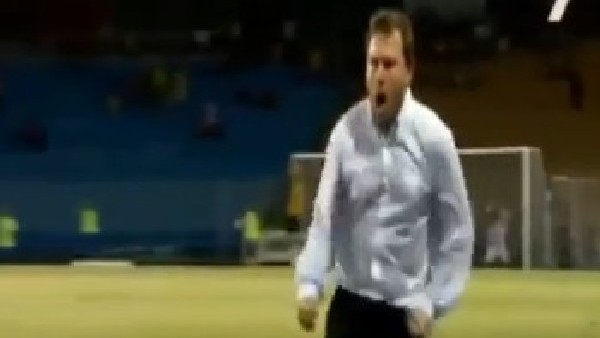 Çılgın teknik direktör! Yok böyle gol sevinci...