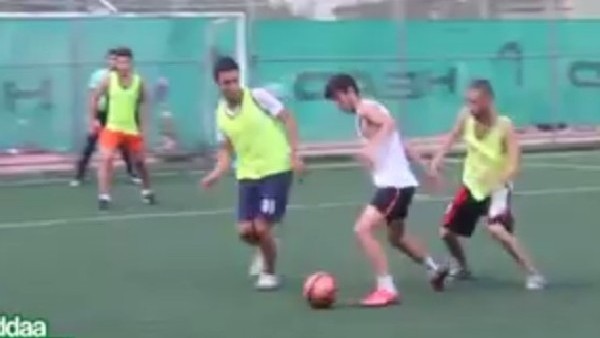 Mesut Özil Faulle, O faulsüz geçiyor!