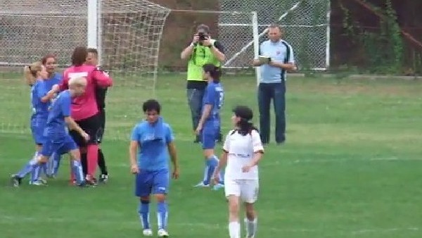 Kadın futbolcu erkek hakeme saldırdı!