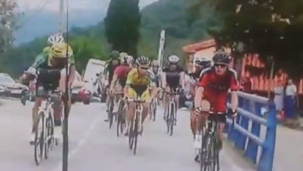 Bisikletçiler yarış sırasında yumruklaştı