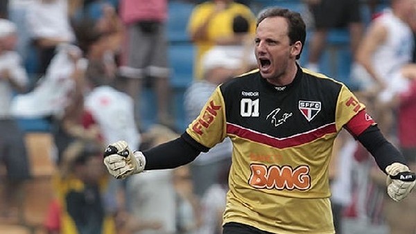 Golcü kaleci Rogerio Ceni atmaya devam ediyor