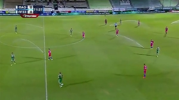 Maçın ortasında sulama sistemi devreye girdi!