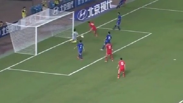 Tayland kalecisi kendi kalesine attığı golle alay konusu oldu