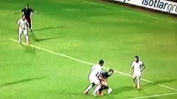 Bursalı oyuncu rakibini yumrukladı!
