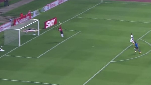 Golcü kaleciden muhteşem kurtarış