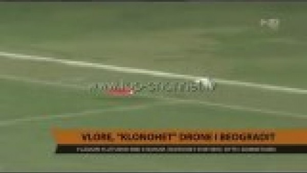 Arnavutluk'ta yine bayrak uçurdular