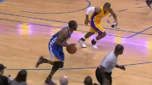 Rakibine ayakkabı fırlattı!