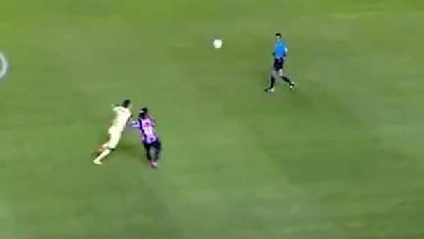 Ronaldinho'dan rakibine sert hareket!...