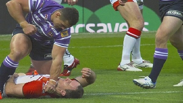 ŞOK OLAY! Rakibini yumrukla bayılttı!