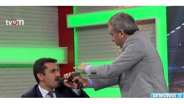 Adnan Aybaba, Mehmet Baransu'ya silah çekti