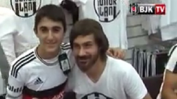 Veli Kavlak'tan genç taraftara forma