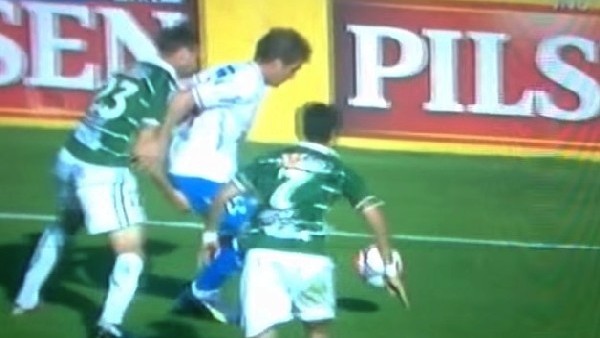 Rakip futbolcuya saha ortasında taciz