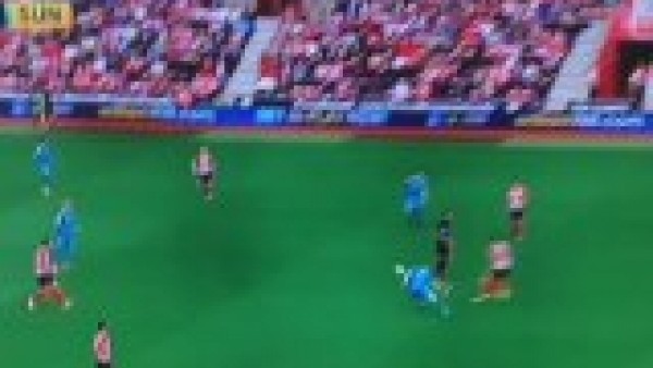 Kendi kalesine böyle gol atanını görmediniz!