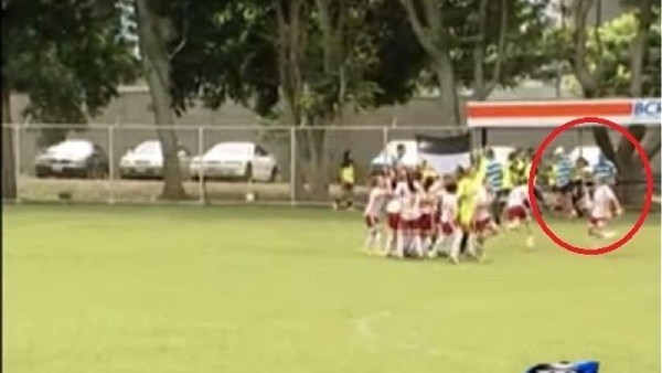 Kadın futbolcuya tekme attı!