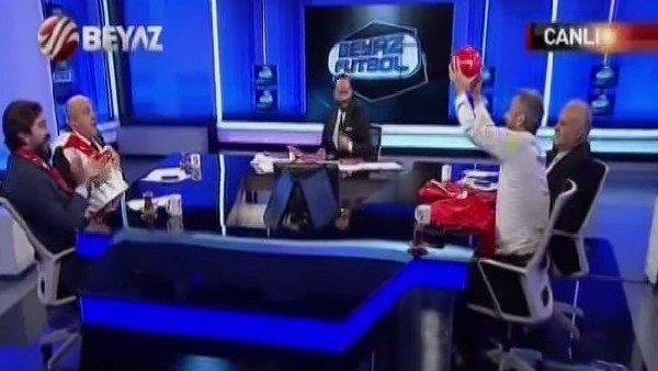 Sinan Engin ve Ahmet Çakar canlı yayında top oynadı