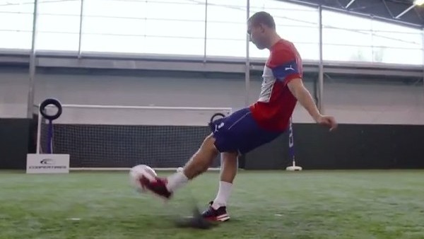 Mesut Özil, Podolski ve Cazorla ile frikik yarışmasında