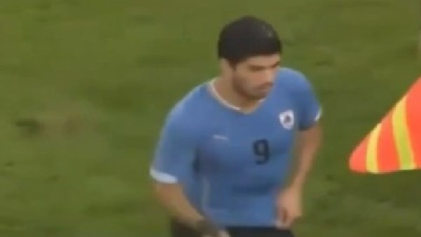 Suarez tuvaletini tutamadı! Maçın ortasında...