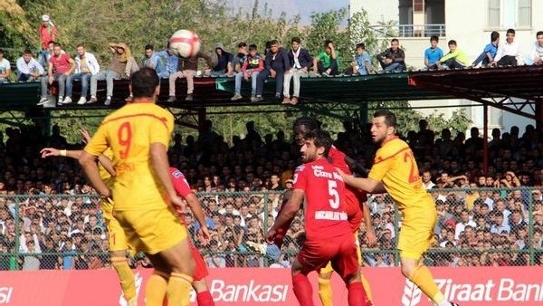 İstiklal Marşı sırasında Abdullah Öcalan tezahüratı!
