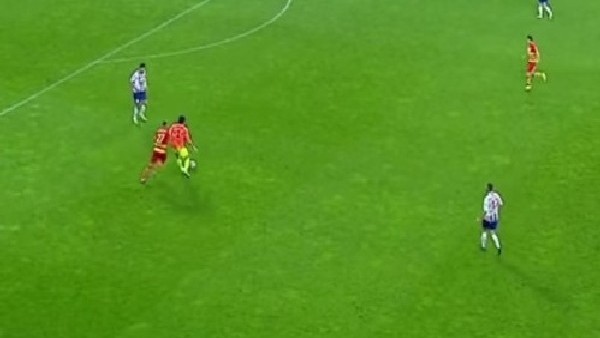 Kaleciden inanılmaz asist! Al da at dedi...