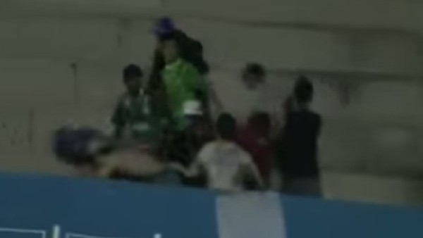 Brezilya tribünlerinde savaş çıktı!