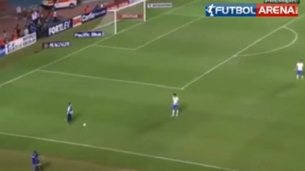 Kalecinin yaptığı hata pahalıya patladı! 45 metreden gol...