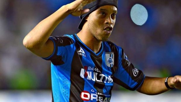 Ronaldinho'dan olağanüstü frikik golü!