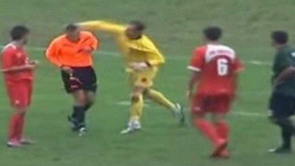 ŞOK! Hakemi yumrukladı