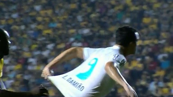 Penaltı uğruna kendi formasını çekti!