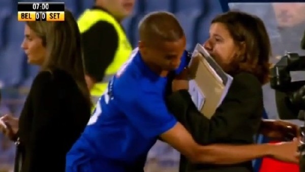 Brezilyalı oyuncu kadın spikere çarptı!