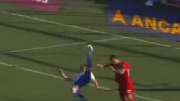 Uruguay'da fizik kurallarına aykırı bir gol!...