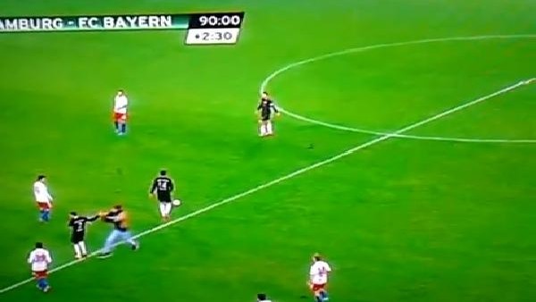 Sahaya girip Ribery'ye saldırdı