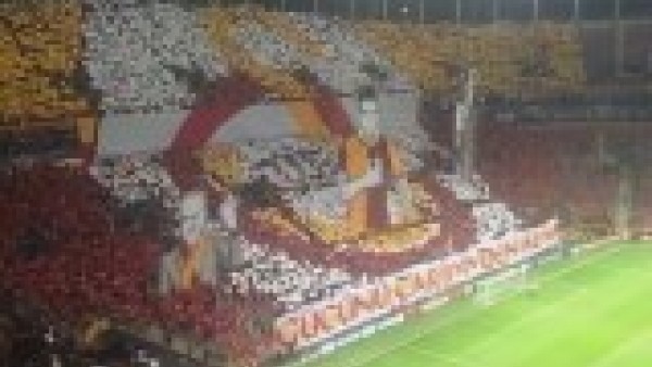 Galatasaray taraftarından müthiş kareografi!