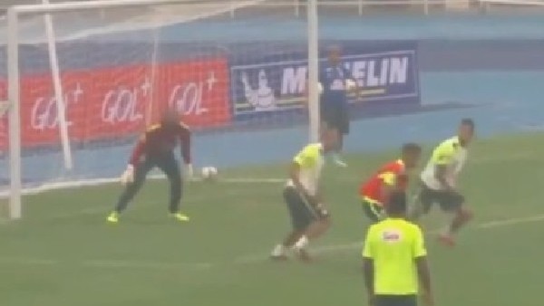 Neymar ve Oscar'dan antrenmanda şık hareketler