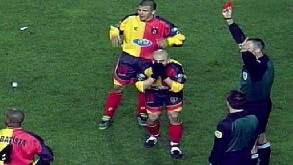 Tarihe geçen derbi! 4 kırmızı kart...