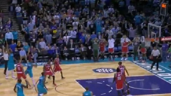 Charlotte'lı Kemba Walker'dan Son Saniye Üçlüğü